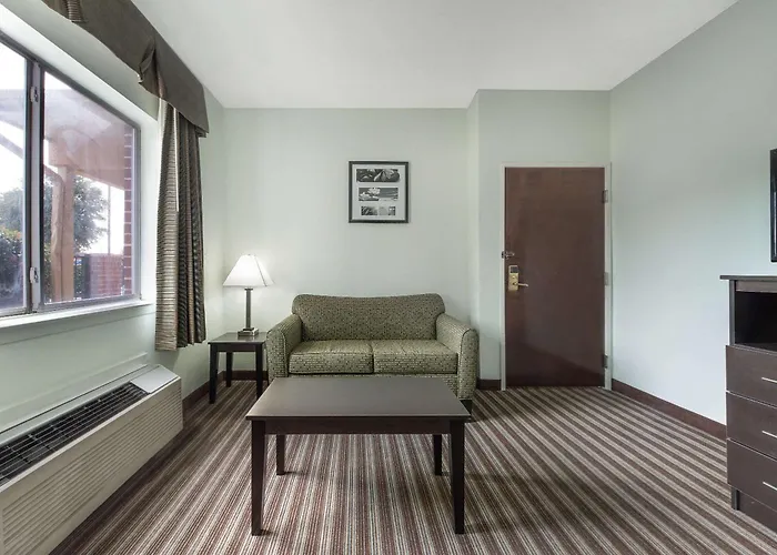 Days Inn & Suites By Wyndham Dallas